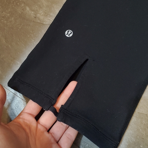 Lululemon cropped pants. Black. Ruched detail. Open at lower back. 18". Size 10. - Picture 4 of 12